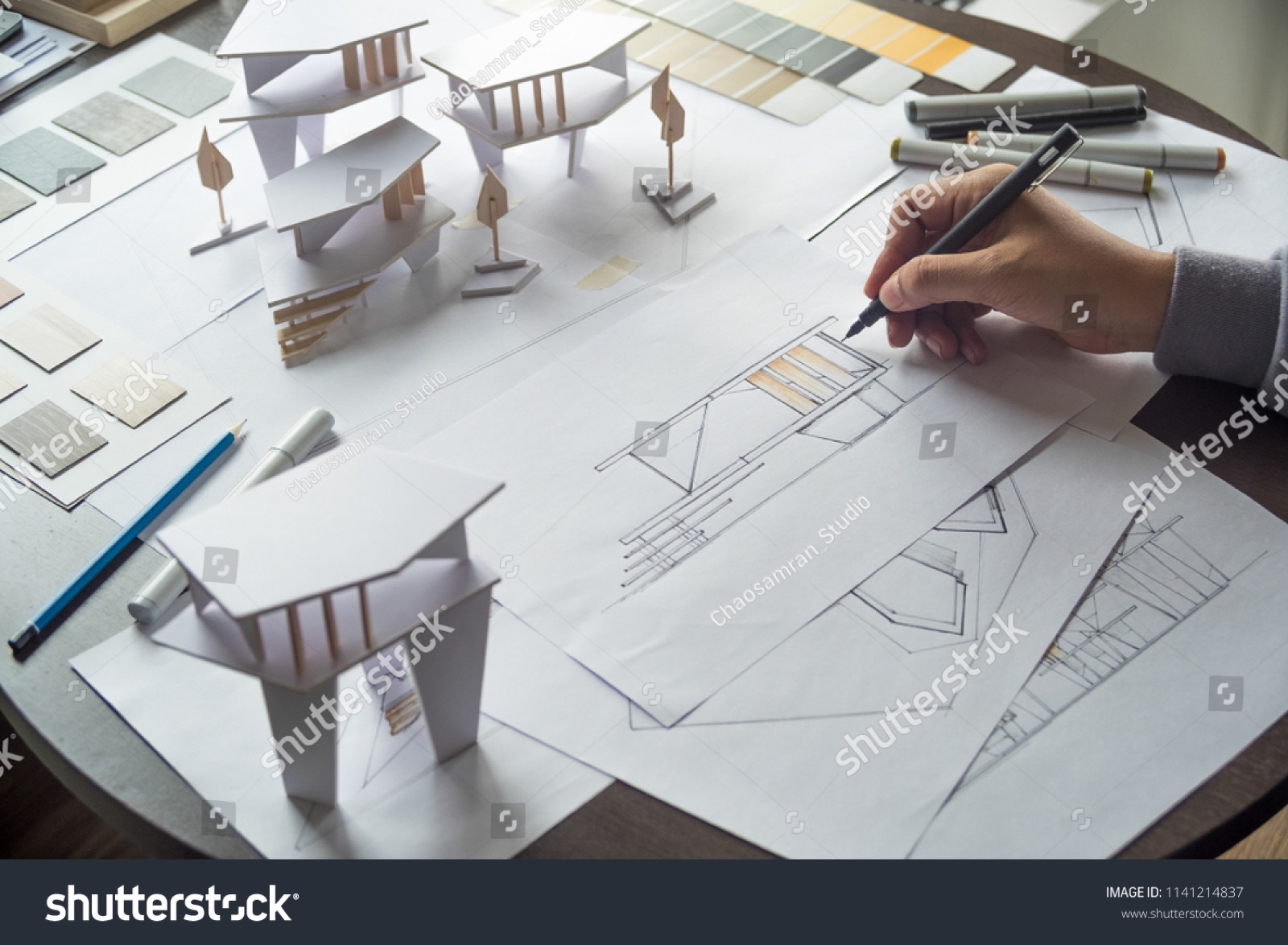 Architekturmodell und Zeichnung auf dem Schreibtisch